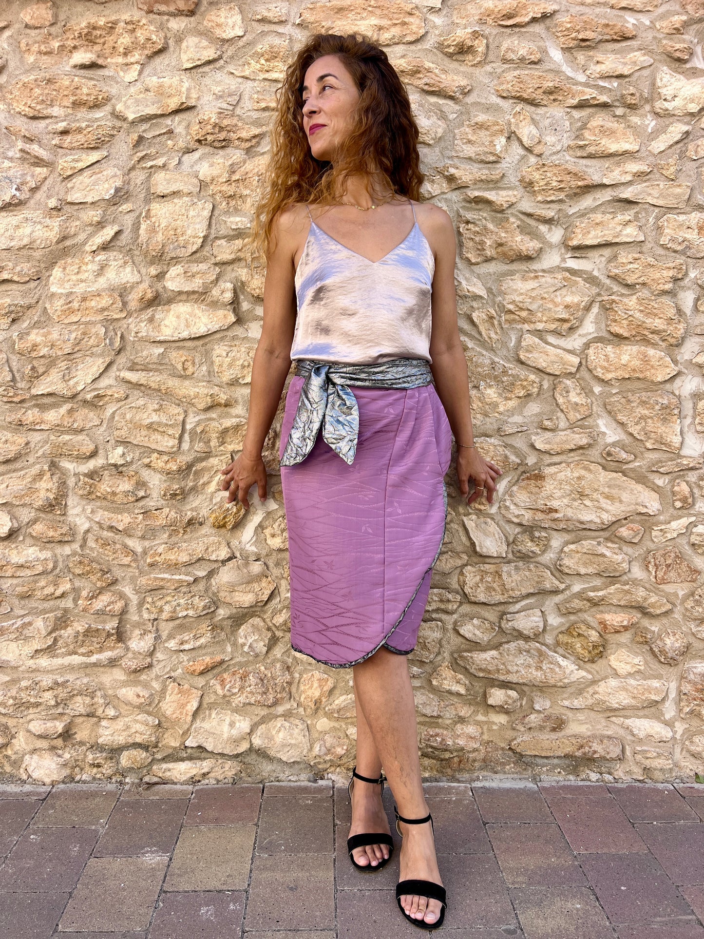 Tsuki – Falda de seda hecha de kimono lila con cinturón plateado
