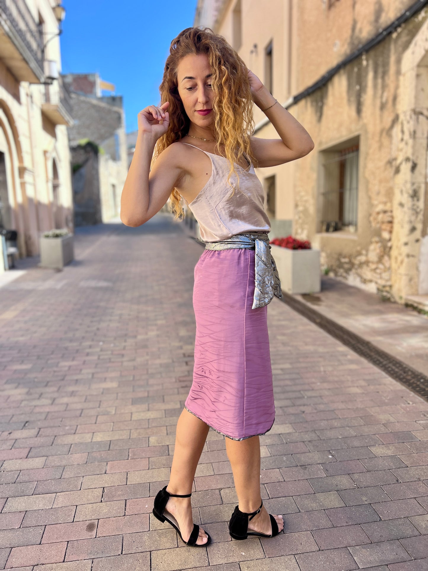 Tsuki – Falda de seda hecha de kimono lila con cinturón plateado