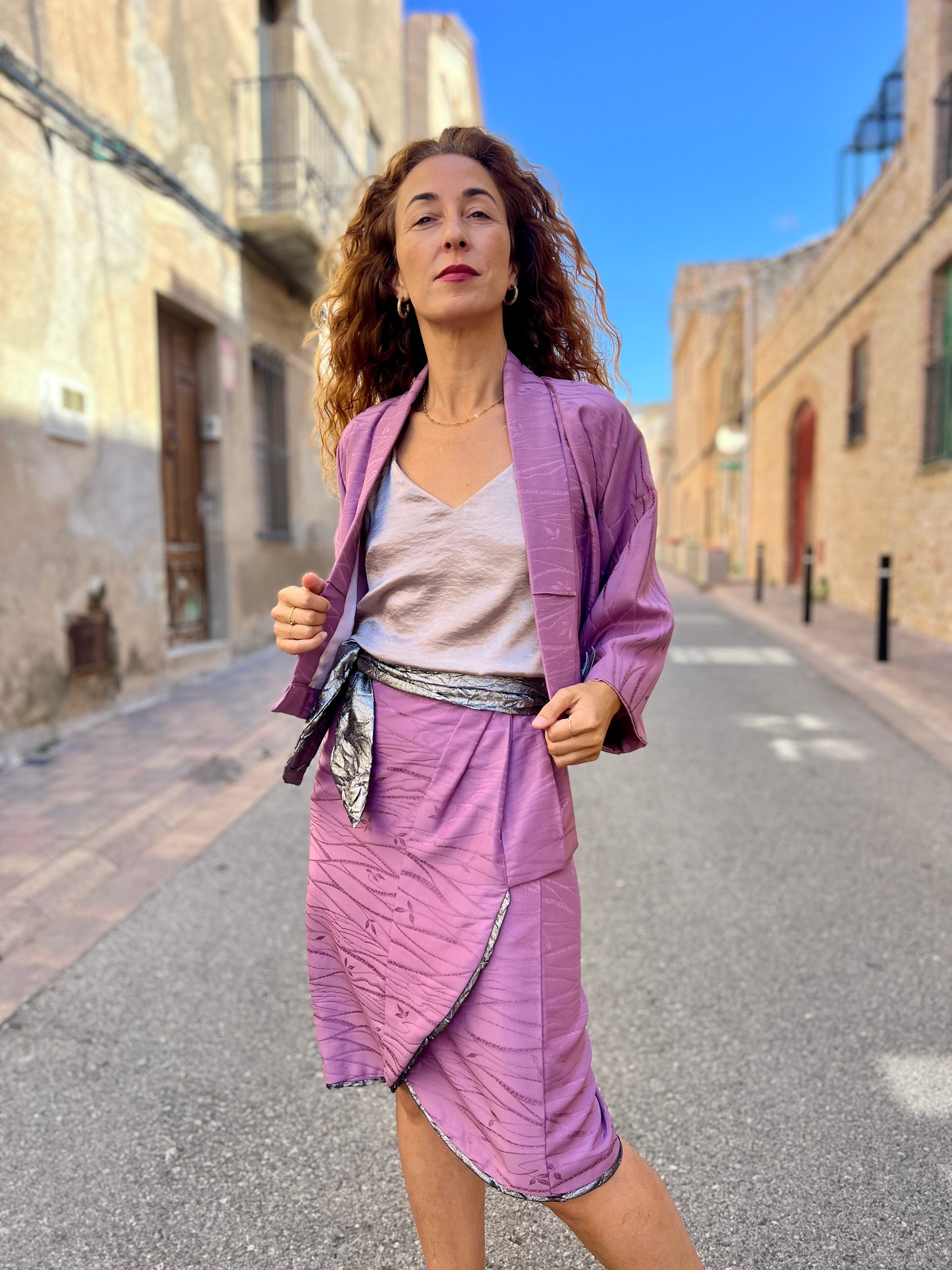 Tsuki – Falda de seda hecha de kimono lila con cinturón plateado