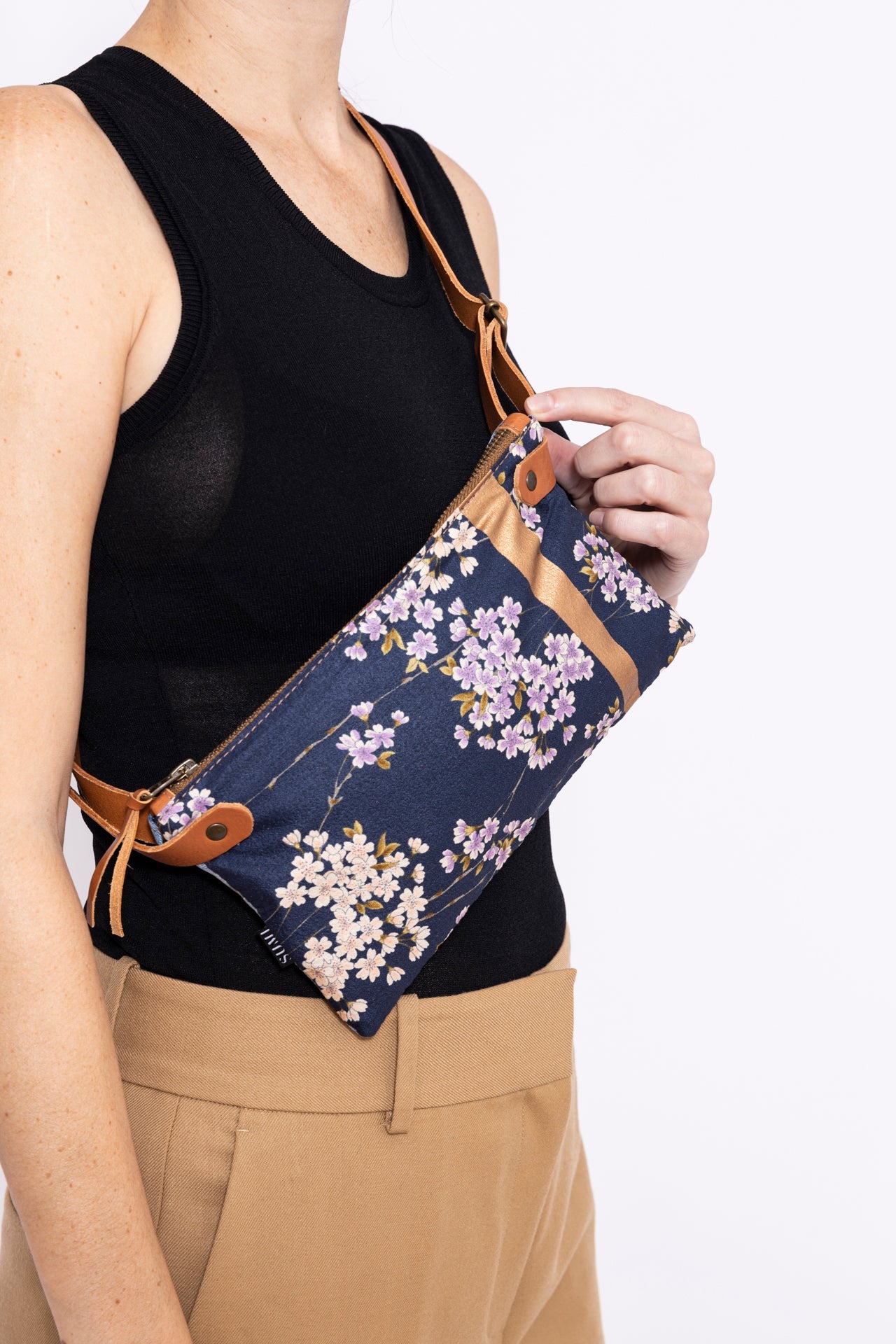 Bolso riñonera Black Rose