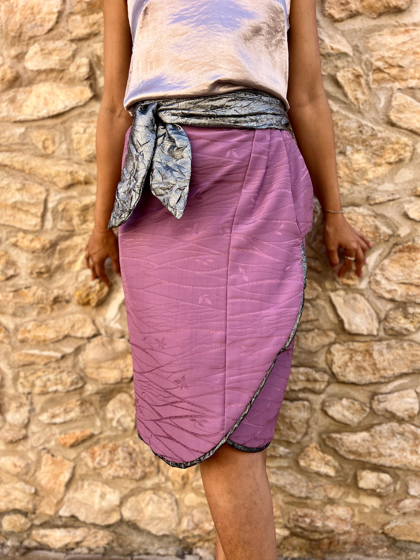 Tsuki – Falda de seda hecha de kimono lila con cinturón plateado