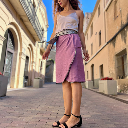 Tsuki – Falda de seda hecha de kimono lila con cinturón plateado